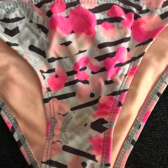 Bikini - Picture 2 of 5